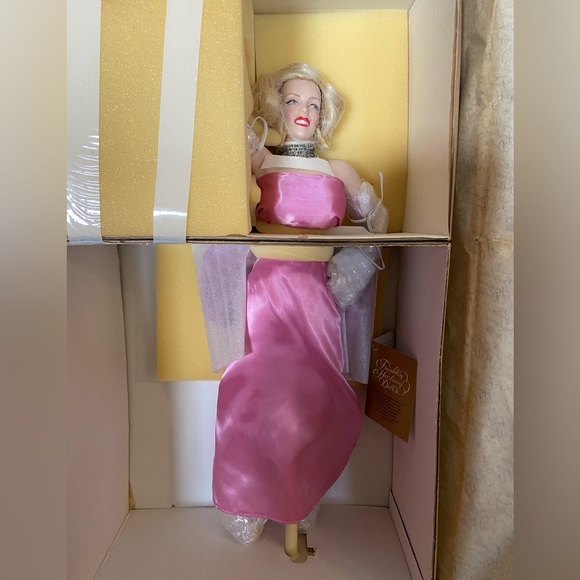 BNIB Franklin Mint Marilyn Monroe Porcelain Heritage Doll. - Picture 2 of 6